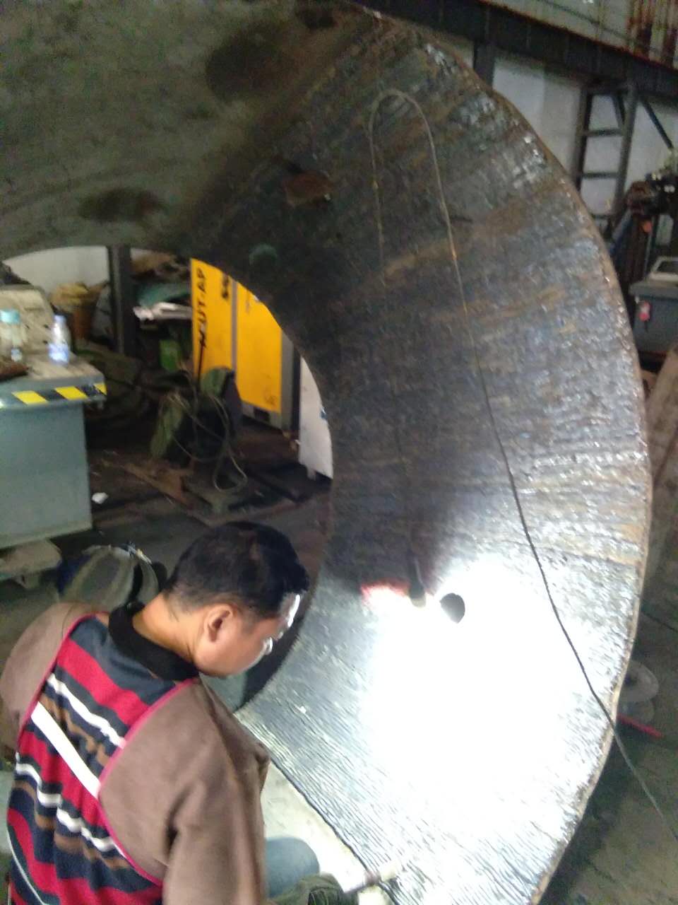 碳化鉻復(fù)合式耐磨鋼板的選擇 碳化鉻復(fù)合式耐磨鋼板的選擇